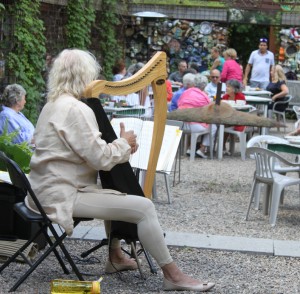 Photo: Élise Paquin  La harpiste, Marie-Christine Gabillet, a enchanté le Jardin de Silice par ses douces notes celtiques.