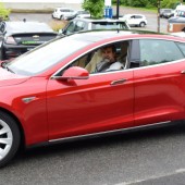 Photo: Félix Larose-Tarabulsy; Bertrand Bissonnette au volant de sa Tesla modèle S.