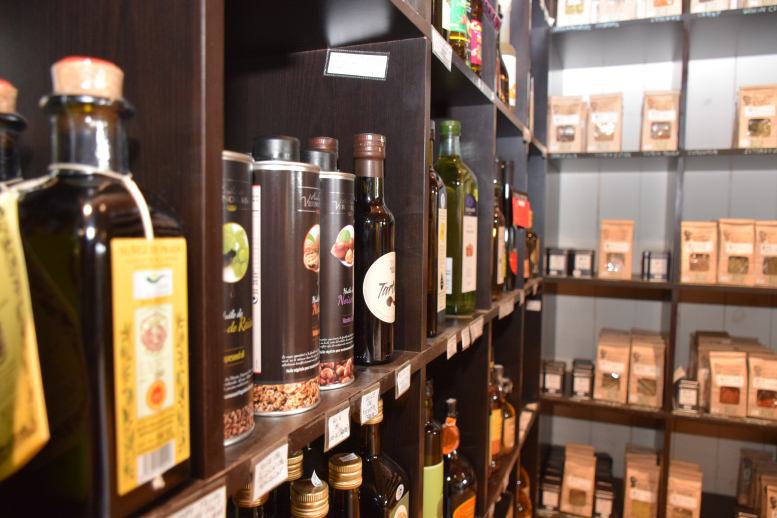 Une variété d'huiles d'olive, vinaigres balsamiques et épices que le Moulin vous offre.