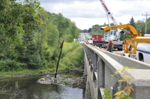 Photo : Michel Fortier, Plusieurs troncs d’arbre ont été retirés de sous le pont afin d’éviter un embâcle lors des prochaines crues.